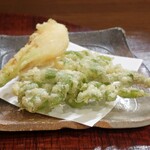 桶家乃隠居 - 葉玉ねぎとセリの天ぷら