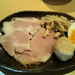 つけ麺 道 - トッピング（チャーシュー、味玉半分メンマ、肉団子）
