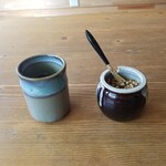 そば工房 篠 - お茶とお茶うけの蕎麦の実あられ？