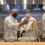 ラーメンWalkerキッチン - 厨房の飯田将太店主