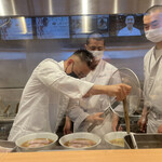 ラーメンWalkerキッチン - 厨房の飯田将太店主