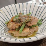 トリワイン ＰＩＫＯＳＨＨＨＵ - ３種の豆と鶏もも肉の鉄板焼き アンチョビハーブバターソース