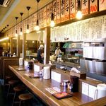 岩本屋 - カウンター16席。「いらっしゃいませ～！！」スタッフ一同笑顔でお出迎え！！皆様に元気一杯＆職を通して幸せを♪