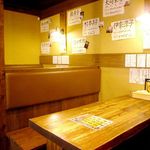 岩本屋 - テーブル席。ファミリー・友達といらっしゃった時にはテーブル席をどうぞ！！