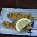 鶴亀 - 鳥皮２本 200円(税込)(2022年4月6日撮影)