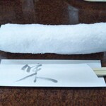 鶴亀 - 布おしぼりとお箸(2022年4月6日撮影)