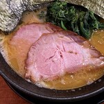 横浜家系ラーメン 三郷家 - 肉感もあるスモークチャーシューは絶品。