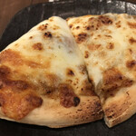 魚里　本家 - チーズカレーピザ