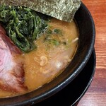 横浜家系ラーメン 三郷家 - 鶏油の香りが良くコクのあるスープ。