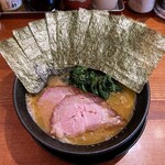横浜家系ラーメン 三郷家 - ラーメン700円麺硬め。海苔増し100円。