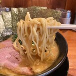 横浜家系ラーメン 三郷家 - 大橋製麺多摩の中太麺。