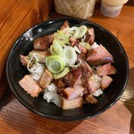 横浜家系ラーメン 三郷家 - 肉まぶしは値下げしてこれで100円。ライスの量の調整可能。
