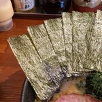 横浜家系ラーメン 三郷家 - 海苔増しは5枚100円。