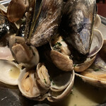 貝呑 - アサリの白ワイン蒸しだっけな？ほんとはこれスープをリゾットにしてもらえるのですが腹パンで無理でした。