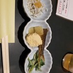 神馬 - お通し。釜揚げしらす、子持ち昆布、鯛の子、本もろこ、せりのごま和え。