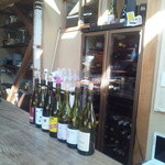 ボータン - カウンターからワインを臨む