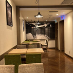 CAFE＆BAKERY MIYABI - 店内。写真にすると、壁の絵が風景みたいに見えます