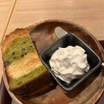 CAFE＆BAKERY MIYABI - モーニング厚切りトースト４００円、ホイップクリーム１００円。カリッと焼き上げたトーストは、抹茶、大納言、パン自体の旨味が効いて、とても美味しくいただきました（╹◡╹）