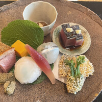 ふしきの - 大葉味噌、かつお、タラの芽霰揚げ、茗荷、手毬寿司、子持ち昆布、鴨、鶏肉コンフィ、玉