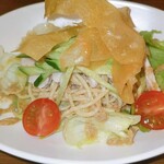 串処とく酒場 - 蒸し鶏とパスタのサラダ