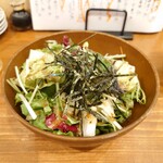 さささのさ - お通しのサラダはボウルでたっぷり。