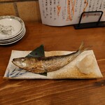 さささのさ - 原始焼きで仕上げられたイワシの塩焼き。