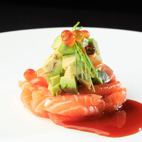 サーモンのアボカドユッケ