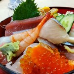 Sushi Chou - 海鮮丼(茶碗蒸・サラダ・お椀付き) 1800円、御飯の大盛・お椀のおかわり無料になります