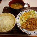 Sukiya - とん汁豚しょうが焼き定食（１１６９ｋｃａｌ）６６０円