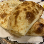 アショカ - 久しぶりに食べた焼きたてナンは食べやすいようにカットしてくれています。