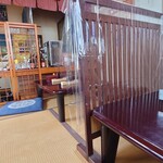 お食事・宴会 きらく - 小上がり、奥がカウンター席ですがコップや飲み水置き場となってます