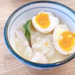 中華そば きなり - セルフ丼、、綺麗に割れずｗ