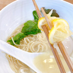 中華そば きなり - レモン箸搾り※この後レモンは筆者が後から美味しく頂きましたw