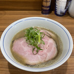 中華そば 西川 - チャーシュー麺。大ぶりなチャーシューも美味しいです。全ての面で平均点以上の一杯