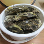 海賊亭 - 殻付き牡蠣。バケツで登場。（初回から数日後）