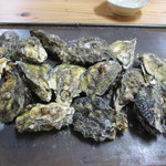 海賊亭 - 鉄板に牡蠣を並べて・・・。（初回から数日後）