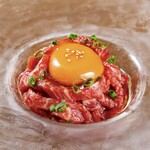 炭火焼 ホンマ - 「和牛生ユッケ」 本当の生肉とこだわりの卵のコンビネーションは反則級！ホンマでは生食の認定を保健所から頂いております。なので、本当の生のお肉を捌いたユッケを召し上がって頂けます。