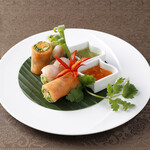 番茄醬蝦和三文魚的生春卷彩的一盤~原創泰國香草調味汁~