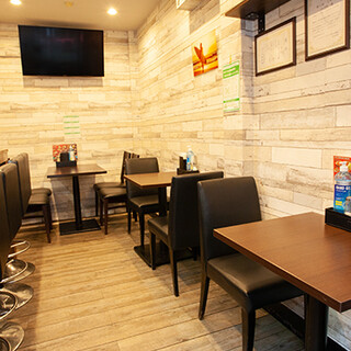 "Eat-In OK! Perfect for Solo Diners and Quick Drinks!"