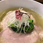 らあめん サンド - 桜の塩漬けとばっけスープ、たらの芽が春を感じさせるー！ふきのとう・山菜薫る塩らぁ麺〜春〜850円税込！