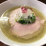 らあめん サンド - 鶏脂輝く緑色のばっけスープに2種類のチャーシューとたらの芽、白髪ネギ、桜の塩漬け！