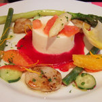 ブラッスリー・グー - ホワイトアスパラのムースとホタテ貝のポワレ(ディナーコースの前菜)