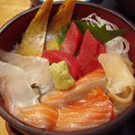 寿司割烹ふる川 - ちらし拡大：マグロ、タイ、サーモン、卵焼き