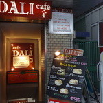 cafe DALI - 品川駅港南口出て正面、天狗のあるビル