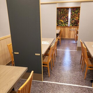 ２階テーブル個室3部屋を合体して大部屋にも出来ます。