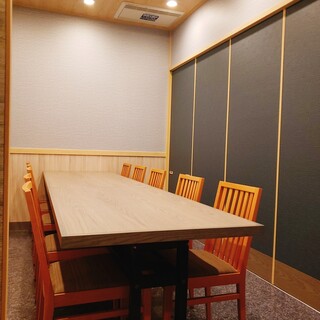 ２階テーブル個室。22.4月に改装しました。10名の個室が３部屋。