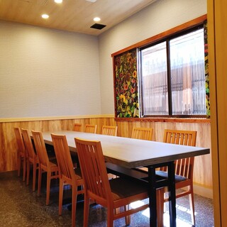 少人数様の個室もございます。