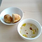 SHAFT - 自家製パン（お代わりできる）とスープ。