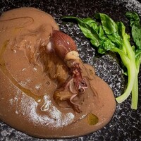 4000 Chinese Restaurant - 旬の蛍烏賊味噌ソース ! もう見た目でビックリ。上にもツヤツヤ蛍烏賊。 旨みが強力で鱶鰭を絡めていただくと最高の歯触りです。