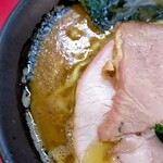 ラーメン 杉田家 - スープの表情。鶏油が固まり膜に